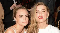 Ingin menghibur sahabatnya yang baru bercerai, Cara Delevingne mengajak Amber Heard mengunjungi suatu klub telanjang (strip club) di London.