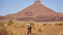 Seorang peserta beraksi di Etape 3 Marathon des Sables antara Oued Moungarf dan Ba Hallou di selatan Gurun Sahara, Maroko, (12/4/2016). (AFP/Jean-Philippe Ksiazek)