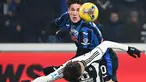 Gelandang Atalanta, Nicolo Zaniolo (atas) berebut bola dengan pemain Juventus, Nicolo Fagioli laga tunda pekan 19 Serie A 2024/2025 di Gewiss Stadium, Bergamo, pada Selasa 14 Januari 2025 waktu setempat atau Rabu (15/1/2025) dini hari WIB. (Isabella BONOTTO/AFP)