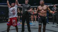 Kevin Belingon (kiri) mengalahkan Bibiano Fernandes dalam duel penyatuan gelar kelas bantam ONE Championship di Singapura, Jumat 9 November 2018 (Foto: ONE Championship)