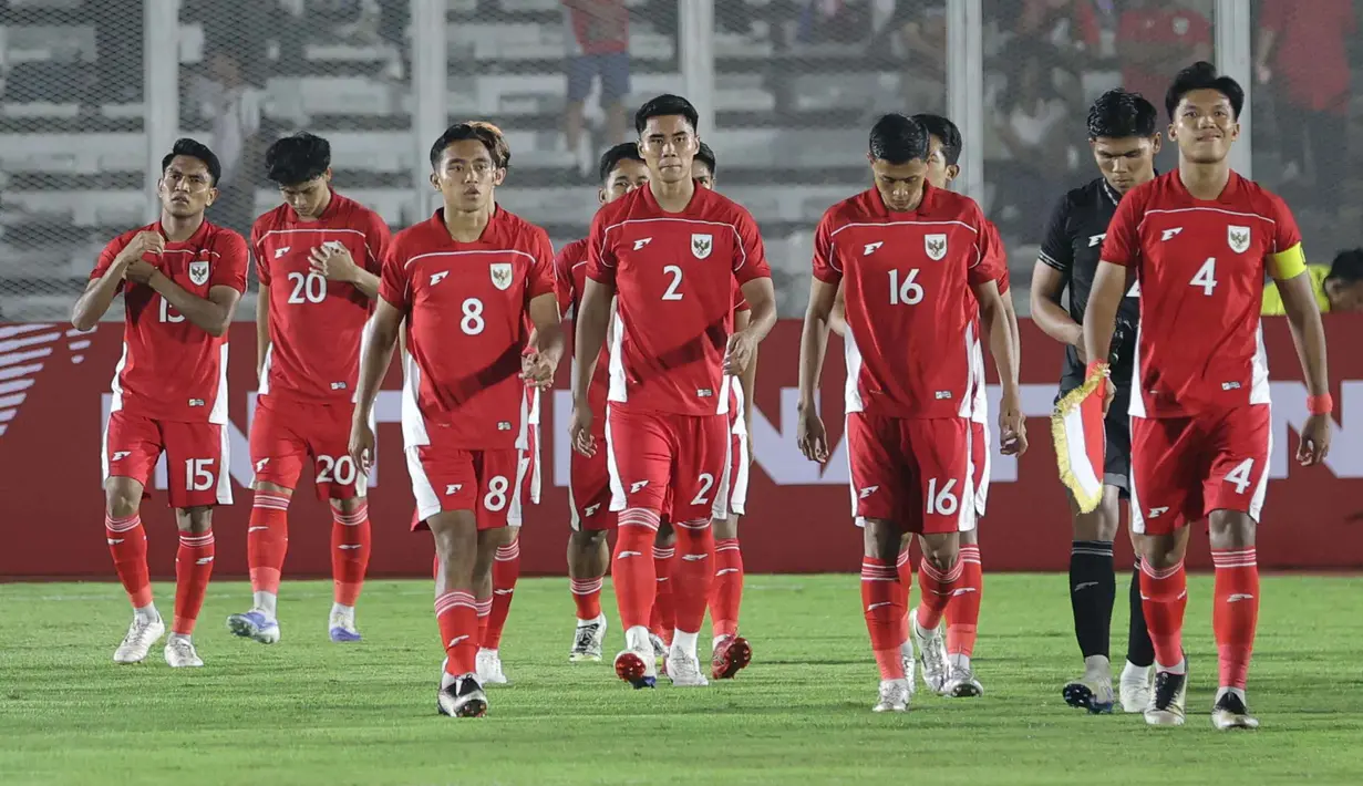 Beberapa pemain Timnas Indonesia U-22 sesaat sebelum berhadapan dengan India pada laga uji coba yang digelar di Stadion Madya Gelora Bung Karno (GBK), Jakarta, Jumat (10/10/2025) malam WIB. (Bola.com/Muhammad Iqbal Ichsan)