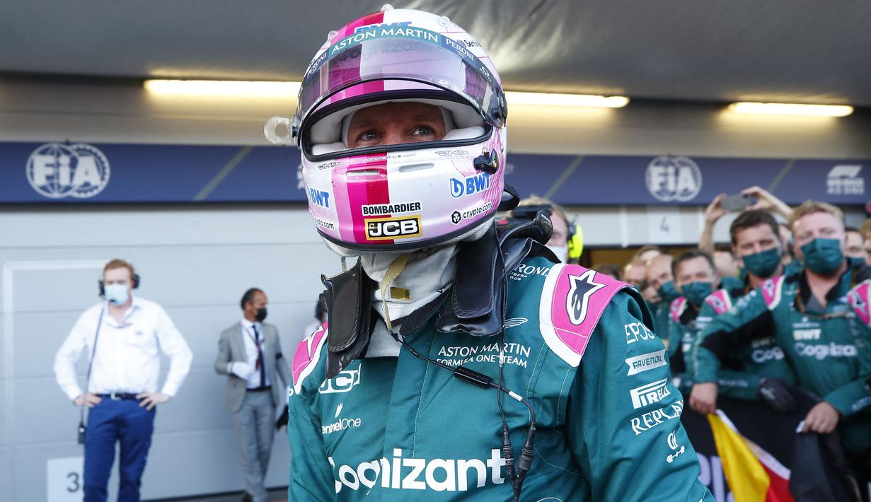 Menempati starting grid ke-11, perjalanan Sebastian Vettel untuk meraih juara dua di GP Azerbaijan sangatlah mengejutkan. Ia berhasil merebut posisi dua dari Hamilton, ketika pembalap Inggris itu melakukan kesalahan keluar lintasan untuk menyalip Perez. (Foto: AFP/Pool/Maxim Shemetov)