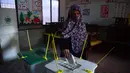 Seorang perempuan memberikan suaranya dalam pemilihan umum nasional Pakistan di Karachi pada tanggal 8 Februari 2024. (Asif HASSAN/AFP)
