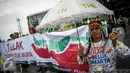 Pengunjuk rasa melakukan aksi Tolak Reklamasi Teluk Jakarta di Depan Istana, Jakarta, Senin (19/9). Dalam aksinya mereka menolak pelaksanaan reklamasi Teluk Jakarta meski pemerintah sepakat melanjutkannya. (Liputan6.com/Faizal Fanani)