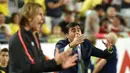 Pelatih Ekuador, Gustavo Quinteros (kanan) dan pelatih Peru, Ricardo Gareca memberikan instruksi kepadan pemainnya dpada babak penyisihan grup B Copa America Centenario 2016 di Glendale, Arizona, AS, (9/6/2016) WIB. (AFP/Nelson Almeida)