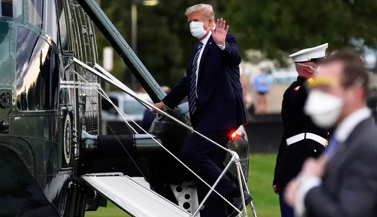 Presiden Donald Trump menaiki Marine One menuju Gedung Putih setelah meninggalkan Walter Reed National Military Medical Center di Bethesda, Maryland, Senin (5/10/2020). Donald Trump meninggalkan rumah sakit tempat dia dirawat karena Covid-19 dan langsung kembali ke Gedung Putih (AP Photo/Evan Vucci)
