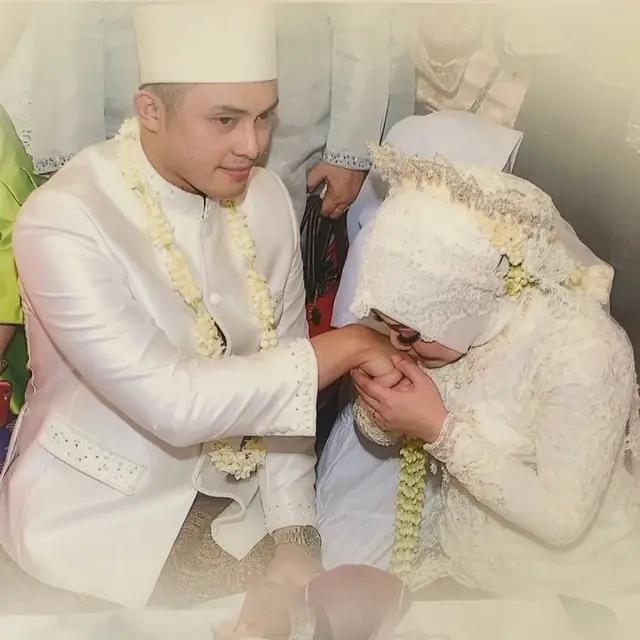 Foto pernikahan Muzdalifah dan Fadel Islami (https://www.instagram.com/p/COIKqFjgJql/)