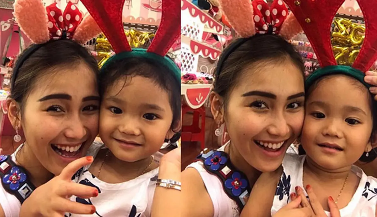 Beberapa hari lalu, Ayu Ting Ting curhat mengenai hidupnya di media sosial. Sadar dari keluarga biasa, ia berjuang demi membahagiakan putrinya dan kedua orangtuanya. Curhat pedangdut itu membuat haru netizen. (Instagram/ayutingting92)