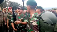 Panglima TNI Marsekal Hadi Tjahjanto mengecek kondisi senjata prajurit dalam apel Pasukan Pemukul Reaksi Cepat TNI di Lanud Abdulrachman Saleh Malang (Liputan6.com/Zainul Arifin)