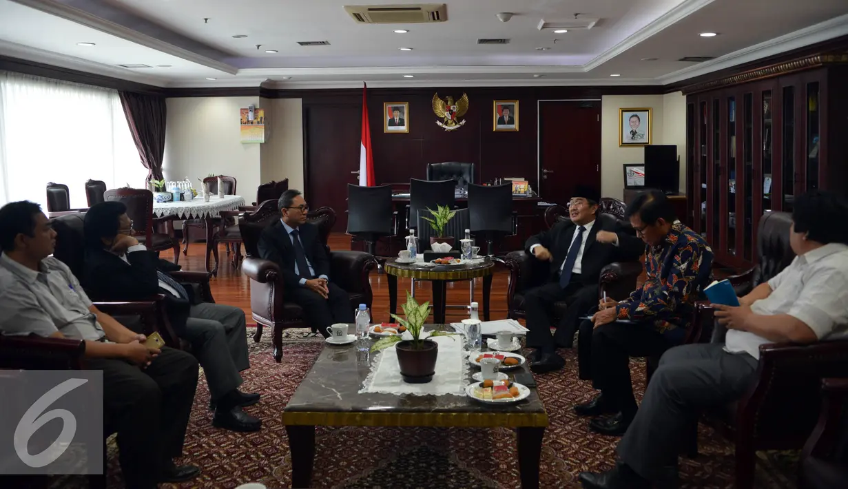 Suasana pertemuan kunjungan Presidium ICMI ke MPR di Jakarta, Selasa (3/4). Pertemuan tersebut mendukung MPR untuk mengadakan Sidang Tahunan Hal ini diperlukan untuk Majelis untuk mengikuti sistem ketatanegaraan yang teratur. (Liputan6.com/Johan Tallo)