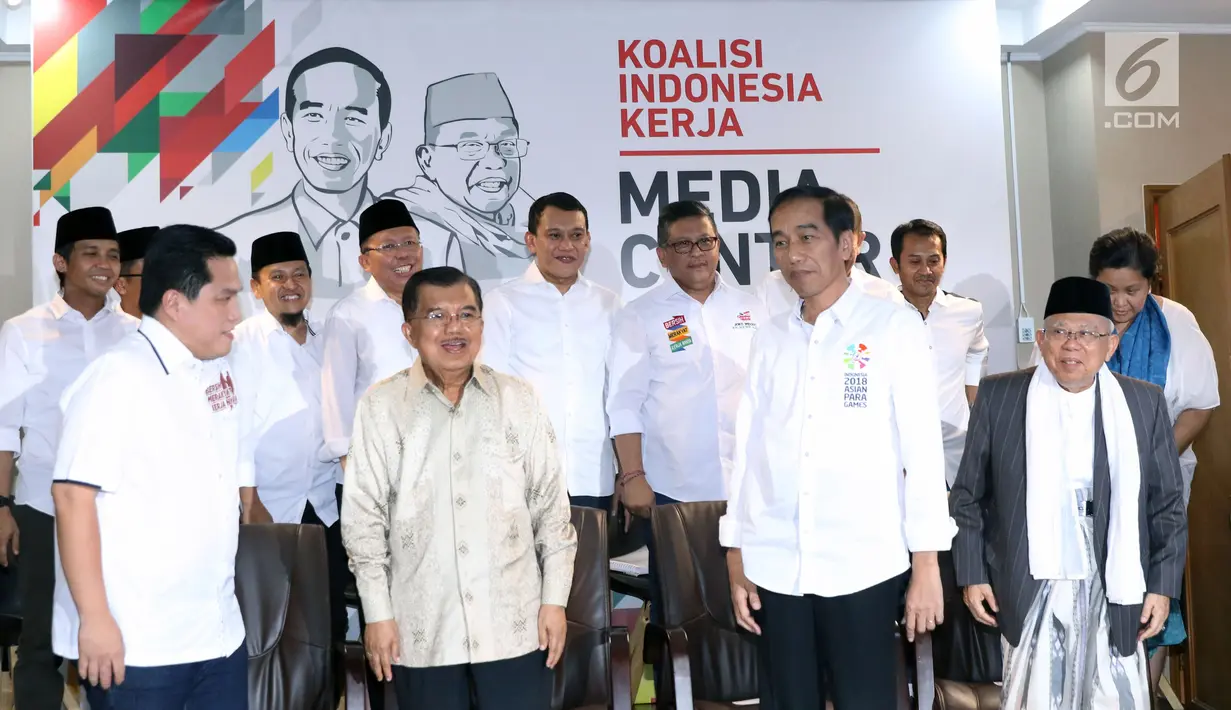 Bakal Calon Presiden petahana, Joko Widodo (kedua kanan depan) bersama Ketua Dewan Pengarah Tim Kampanye, Jusuf Kalla (kedua kiri depan) dan Ketua Tim Kampanye Nasional, Erick Thohir usai penetapan di Jakarta Jumat (7/9). (Liputan6.com/Helmi Fithriansyah)