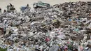 Tempat pembuangan sampah dipenuhi puing-puing usai banjir yang menerjang Kurashiki, Prefektur Okayama, Jepang, Rabu (11/7). Warga menyekop lumpur dan puing-puing untuk membersihkan jalan-jalan. (Takaki Yajima/Kyodo News via AP)