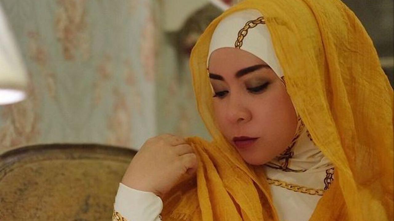 Tren Hijab a la Musisi Nyentrik Melly Goeslaw