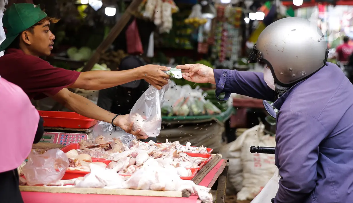 Aktivitas jual beli di Pasar Lembang, Tangerang, Selasa (24/8/2021). Berdasarkan survei pemantauan harga yang dilakukan bank sentral pada minggu ketiga Agustus 2021, inflasi diperkirakan sebesar 0,04% secara bulanan atau month on month (mom). (Liputan6.com/Angga Yuniar)