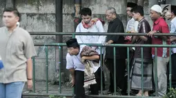 Sejumlah umat muslim menerobos pagar untuk menuju tempat pelaksanaan salat Idul Fitri 1438 H di kawasan Jatinegara, Jakarta, Minggu (25/7). Ruas Jalan Jatinegara Barat disulap menjadi tempat pelaksanaan salat Ied. (Liputan6.com/Yoppy Renato)