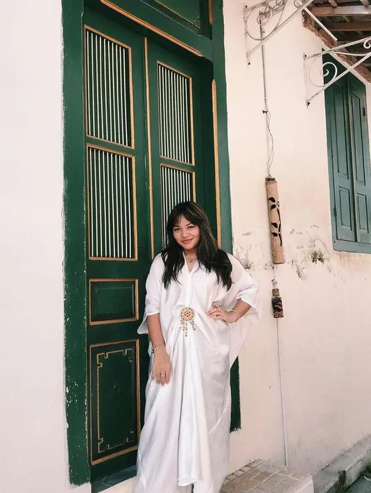 Kalau mau yang simple tapi terlihat mewah, pilih kaftan warna putih yang diberi aksesori bros warna emas di bagian tengah kaftan. (Instagram/amelcarla).