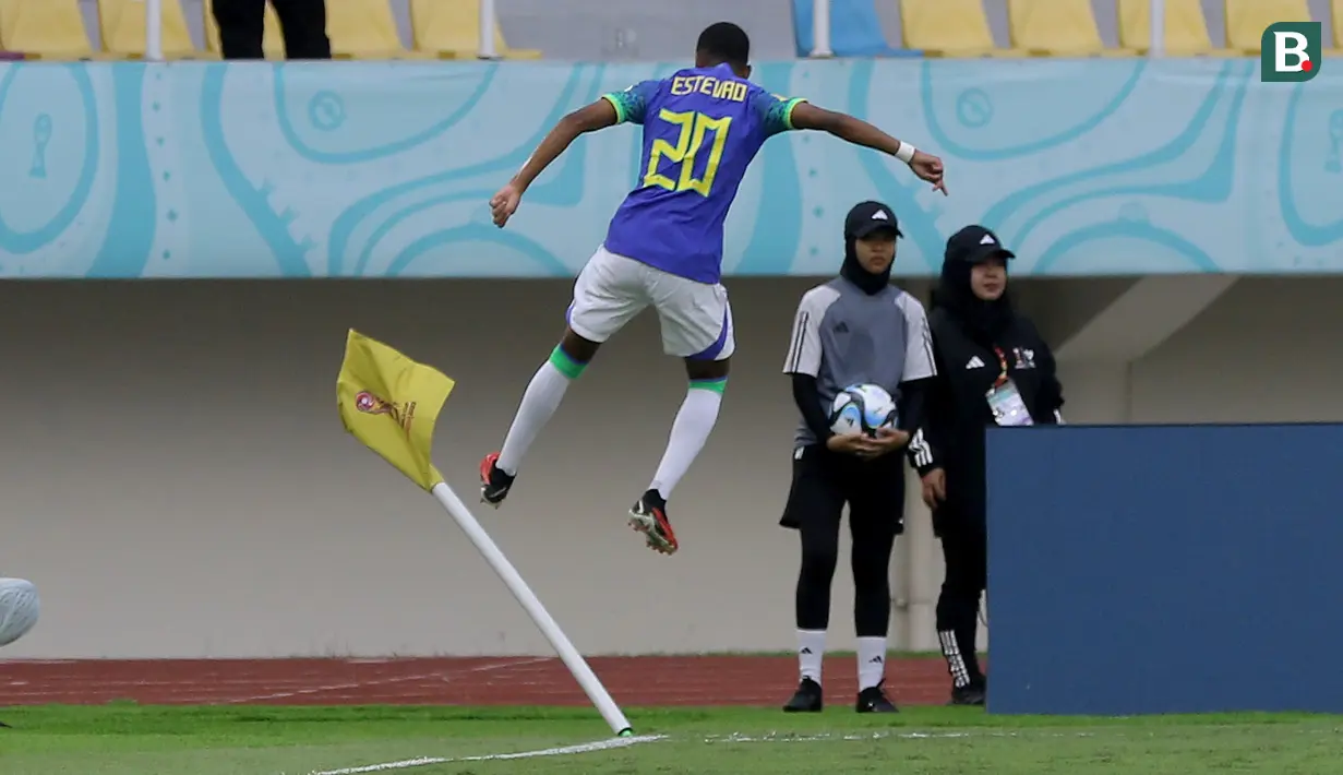 <p>Selebrasi pemain Timnas Brasil U-17, Estevao setelah mencetak gol pertama ke gawang Ekuador U-17 dalam pertandingan babak 16 Besar Piala Dunia U-17 di Stadion Manahan, Solo, Senin (20/11/2023). (Bola.com/Arief Bagus)</p>