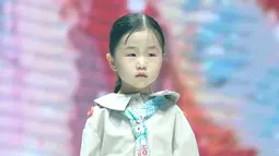 Model cilik menampilkan kreasi busana dalam sebuah peragaan busana di Hangzhou, China (24/8/2020). Peragaan busana tersebut diadakan sebagai bagian dari ajang China International Kids Fashion Week yang sedang berlangsung saat ini, menampilkan tren mode untuk pakaian anak-anak. (Xinhua/Chen Jianli)
