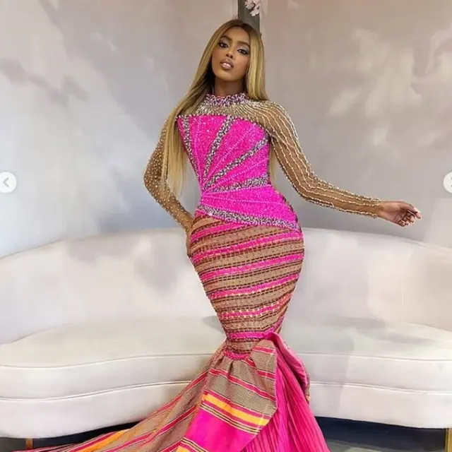 Miss Universe Berhijab Pertama Putuskan Lepas Penutup Aurat.  foto: (dok.Instagram @khadija.omarr/https://www.instagram.com/p/DHrWVnXxPDH/Henry)