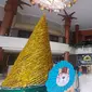 Nuansa Natal dan Tahun Baru menghiasi bagian resepsionis di Hotel Bentani Cirebon. (Istimewa)