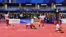 Tim sepak takraw Indonesia melakukan selebrasi setelah memenangkan emas di final sepak takraw putra Asian Games 2018 di Palembang, Sumatera Selatan, Sabtu (1/9). (Mohd RASFAN/AFP)