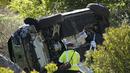 Mobil yang dikendarai Woods menabrak trotoar kemudian kehilangan kendali hingga keluar jalur, dan akhirnya jatuh ke lereng perbukitan. (Foto: AP/Marcio Jose Sanchez)