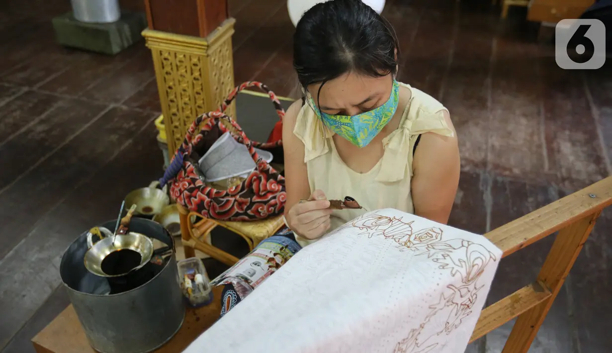 Wisatawan belajar mencanting batik tulis pada pagelaran "Merayu Trenggalek Fashion Day 2022", di Museum Tekstil, Jakarta, Jumat (20/5/2021). Kegiatan tersebut merupakan upaya memperkenalkan pesona Trenggalek sebagai lokal wisata domestik Jawa Timur sekaligus mendongkrak UMKM sebagai momentum kebangkitan perekonomian masyarakat Trenggalek. (Liputan6.com/Fery Pradolo)
