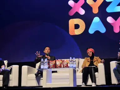 Film Maker Ernest Prakasa (dua kiri) berbicara dalam diskusi Hitmaker In Multiple Platform selama XYZ Day 2018 di The Hall, Senayan City, Jakarta, Rabu (25/4). Diskusi membahas seputar pembuatan karya di berbagai platform. (Merdeka.com/Iqbal Nugroho)