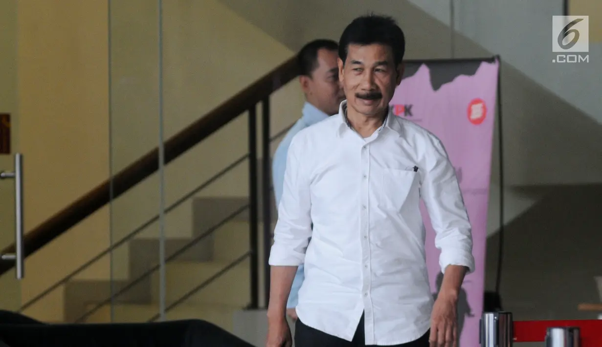 Bupati Solok Selatan Muzni Zakaria usai menjalani pemeriksaan di Gedung KPK, Jakarta, Kamis (5/9/2019). Muzni Zakaria diperiksa sebagai tersangka terkait kasus dugaan korupsi pengadaan barang dan jasa di Kabupaten Solok Selatan. (merdeka.com/Dwi Narwoko)