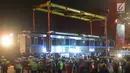 Aktivitas bongkar muat gerbong kereta Mass Rapid Transit (MRT) di Pelabuhan Tanjung Priok, Jakarta Utara, Rabu (4/4). Kereta tersebut dikirim dari Jepang sejak 1 Maret 2018 dari pelabuhan Toyohashi, Jepang. (Merdeka.com/Imam Buhori)