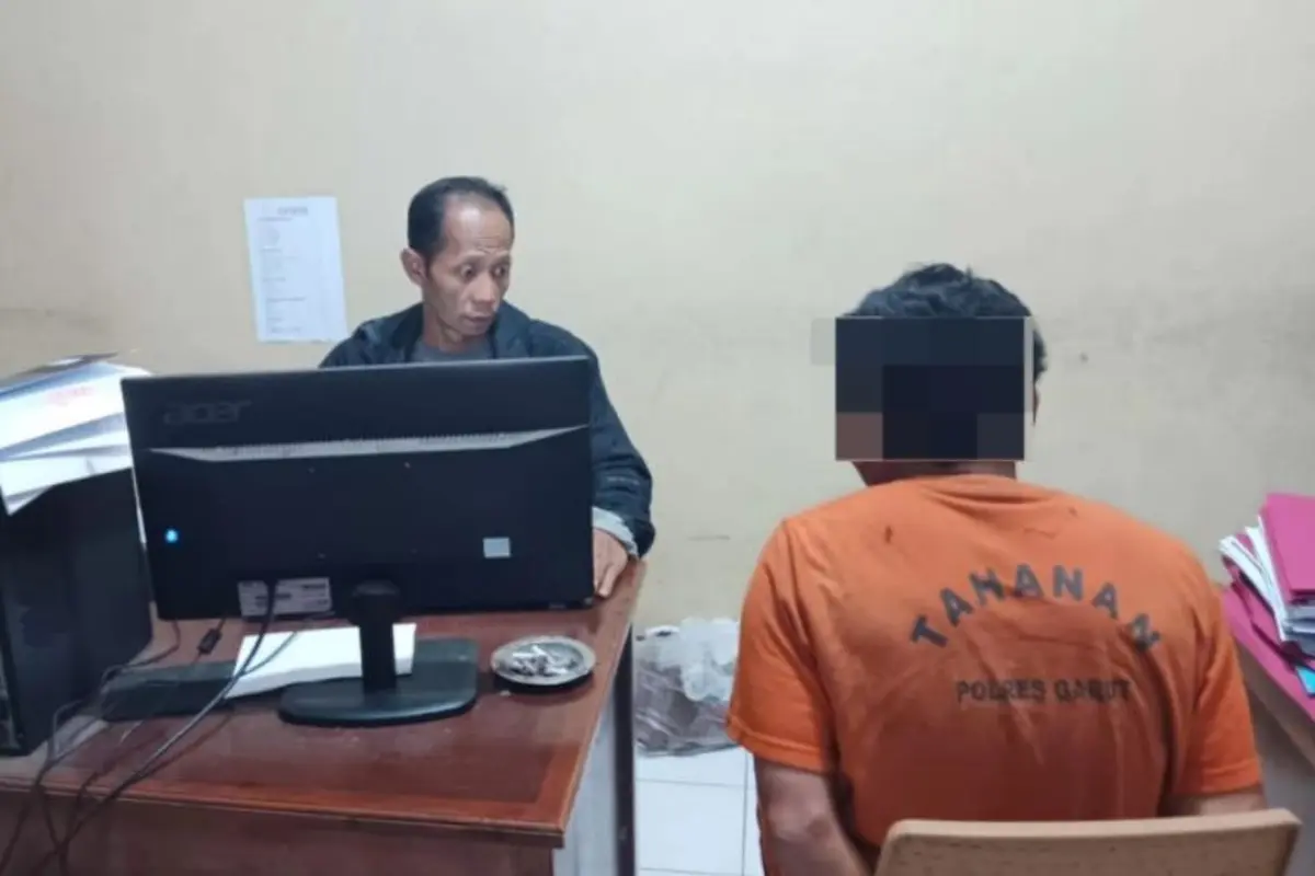 Polisi memeriksa salah seorang tersangka kasus penculikan dan penganiayaan di Kecamatan Cikajang, Kabupaten Garut, Jawa Barat, Kamis (23/4/2026).