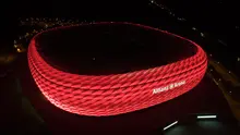 Keindahan lampu LED baru yang terpasang di Stadion Allianz-Arena, Jerman, Rabu (12/8/2015). Pemasangan lampu baru di markas klub Bayern Munchen bertujuan untuk menyambut bergulirnya Bundesliga musim 2015/2016. (EPA/Sven Hoppe)