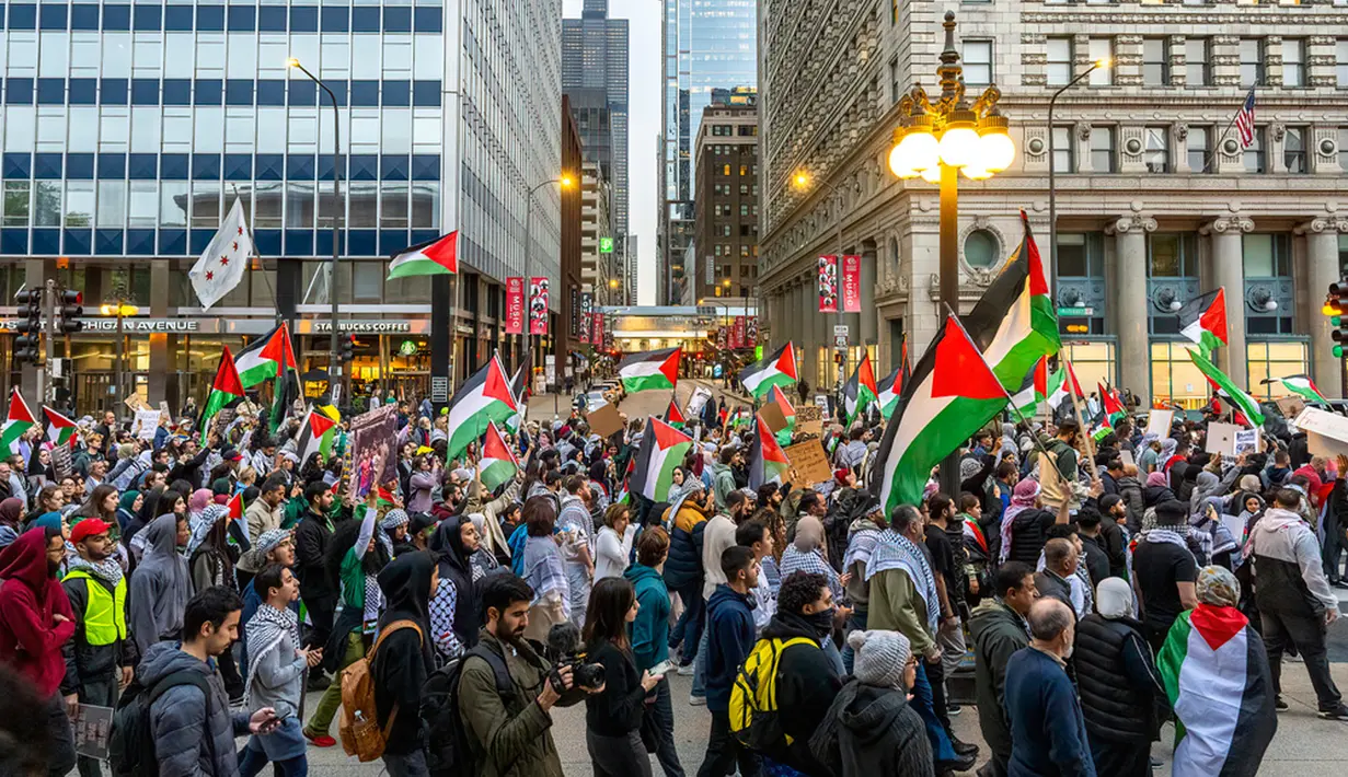 Bukan rahasia bahwa pemerintahan negara-negara Barat melayangkan dukungan tanpa pamrih terhadap Israel menyusul serangan Hamas akhir pekan lalu. Kendati demikian, tak semua masyarakatnya setuju dengan sikap itu. (Tyler Pasciak LaRiviere/Chicago Sun-Times via AP)