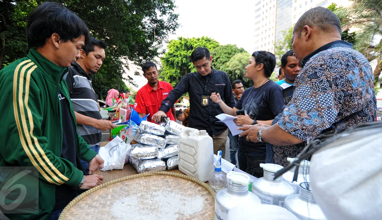 Barang bukti berupa bahan kimia dirilis Polda Metro Jaya, Jakarta, Jumat (26/6/2015). Beras sebanyak 50 ton disita karena mengandung bahan kimia berbahaya. (Liputan6.com/Yoppy Renato)