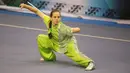 Atlet Wushu asal Slowakia, Julia Hlavata saat beraksi, pada Kejuaraan Dunia Wushu 2015 di Istora Senayan, Jakarta, Minggu(15/11/2015). (Bola.com/Nicklas Hanoatubun)