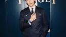 Apo Nattawin lengkapi tampilan necisnya dengan jam tangan Andy Warhol yang ikonik. Jam Tangan Andy Warhol hadir dengan dial opal dan safir biru berpotongan baguette pada bezel [Piaget]