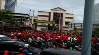 Solidaritas Ketua RT/RW Kota Makassar seruduk Mapolrestabes Makassar (Liputan6.com/ Eka Hakim)
