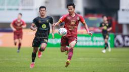 Pemain Rans Nusantara FC, Moh Edo Febriansah (kanan) berebut bola dengan pemain Barito Putera, Afdal Yusra saat laga pekan ke-7 BRI Liga 1 2022/2023 antara Rans Nusantara FC melawan Barito Putera di Stadion Pakansari, Bogor, Senin (29/8/2022). (Bola.com/Bagaskara Lazuardi)