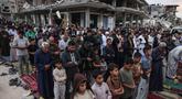 Warga Palestina melaksanakan salat menandai dimulainya Idul Adha, Hari Raya Kurban, di jalan yang rusak parah di Khan Yunis, Jalur Gaza Selatan, pada Rabu 27 Mei 2026. (BASHAR TALEB/AFP)