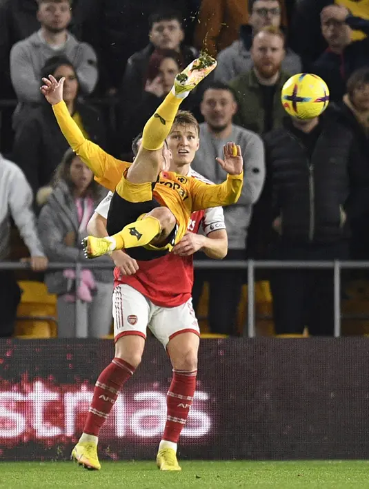 Pemain Wolverhampton Wanderers Daniel Podence mencoba melakukan tendangan salto saat melawan Arsenal pada pertandingan sepak bola Liga Inggris di Stadion Molineux, Wolverhampton, Inggris, 12 November 2022. Arsenal menang 2-0. (Oli SCARFF/AFP)