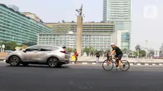 Kondisi lalu lintas saat ditiadakannya Hari Bebas Kendaraan Bermotor (HBKB) atau Car Free Day (CFD) di kawasan Bundaran HI, Jakarta, Minggu (3/9/2023). Pemerintah Provinsi DKI Jakarta meniadakan CFD di Jalan Jenderal Sudirman-MH Thamrin saat kegiatan side event Konferensi Tingkat Tinggi (KTT) ASEAN ke-43 yang difokuskan di kawasan tersebut. (Liputan6.com/Herman Zakharia)