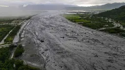 Sedikitnya 14 orang tewas dan ratusan lainnya masih dinyatakan hilang, setelah sebuah danau di area pegunungan meluap dan membanjiri wilayah tersebut. (Taiwan's Central News Agency (CNA)/AFP)