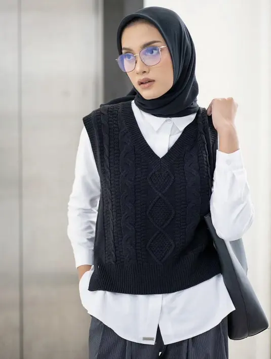 Vest rajut sebagai luaran juga bisa menjadi gaya sehari-harimu hingga kantoran. Padukan dengan kemeja putih oversize dan pants warna abu-abu. @jenaharaofficial