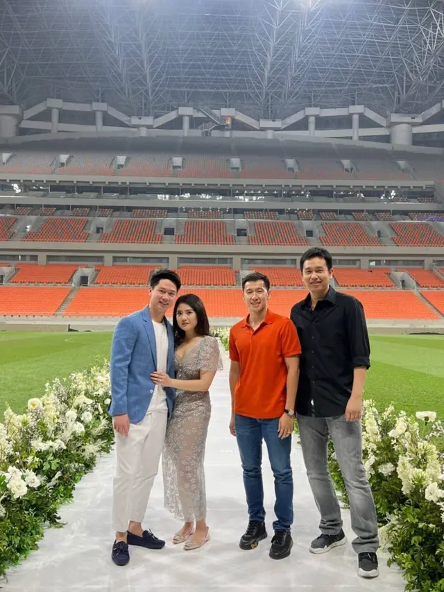 Tampilan Valencia Tanoesoedibjo  saat dilamar Kevin Sanjaya