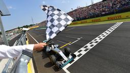 Pebalap Mercedes, Lewis Hamilton, saat finis pertama dalam balapan F1 GP Hungaria di Sirkuit Hungaroring, Budapest, Minggu (24/7/2016). (AFP/Andrej Isakovic)