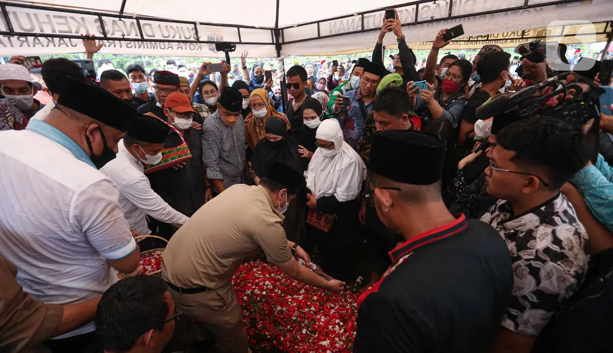 Keluarga dan kerabat menaburkan bunga di makam almarhum Abraham Lunggana atau Haji Lulung di TPU Karet Bivak, Jakarta, Selasa (14/12/2021). Lulung dikabarkan menghembuskan nafas terakhir pada pukul 10.51 WIB di RS Harapan Kita, Jakarta. (Liputan6.com/Faizal Fanani)