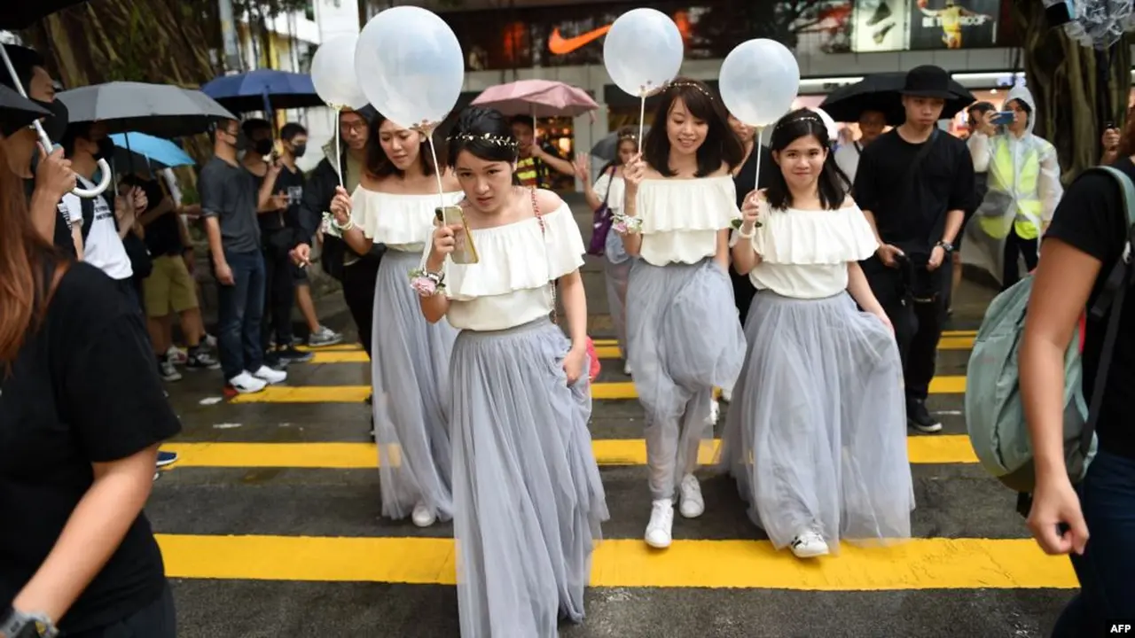 Kelompok pendamping pengantin di Hong Kong.