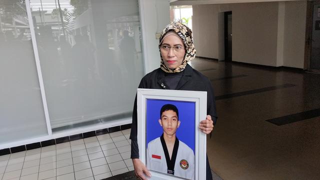 Ibunda Hasya Athalah Syahputra (HAS), Dwi Syafiera Putri saat ditemui awak media di Sekretariat ILUNI UI, Salemba, Jakarta Pusat, Jumat (27/1/2023). (Dok. Liputan6.com/Winda Nelfira)