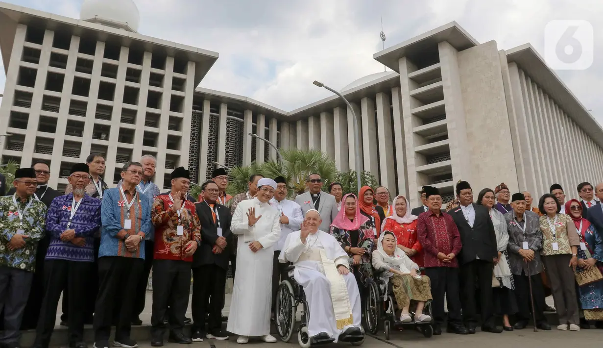 Paus Fransiskus Kunjungi Jakarta. Imam Besar Masjid Istiqlal Nasaruddin Umar bersama Pemimpin tertinggi Gereja Katolik Sedunia, Paus Fransiskus berfoto bersama di halaman Masjid Istiqlal, Jakarta, Kamis (5/9/2024). Selain mengunjungi Masjid Istiqlal dan memberkati Terowongan Silaturahmi, Paus Fransiskus melakukan pertemuan dengan sejumlah tokoh antar-agama. (Liputan6.com/Herman Zakharia)
