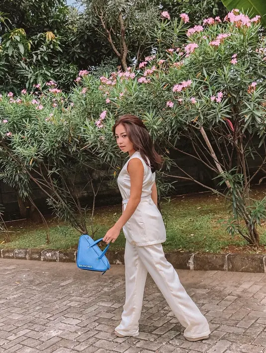 Pemain sinetron Cinta Nikita saat hangout ini tampil simpel dengan blouse tanpa lengan. Kemudian Nikita Willy terlihat makin stylish dengan memadukan kulot senada. (Liputan6.com/IG/@nikitawillyofficial94)